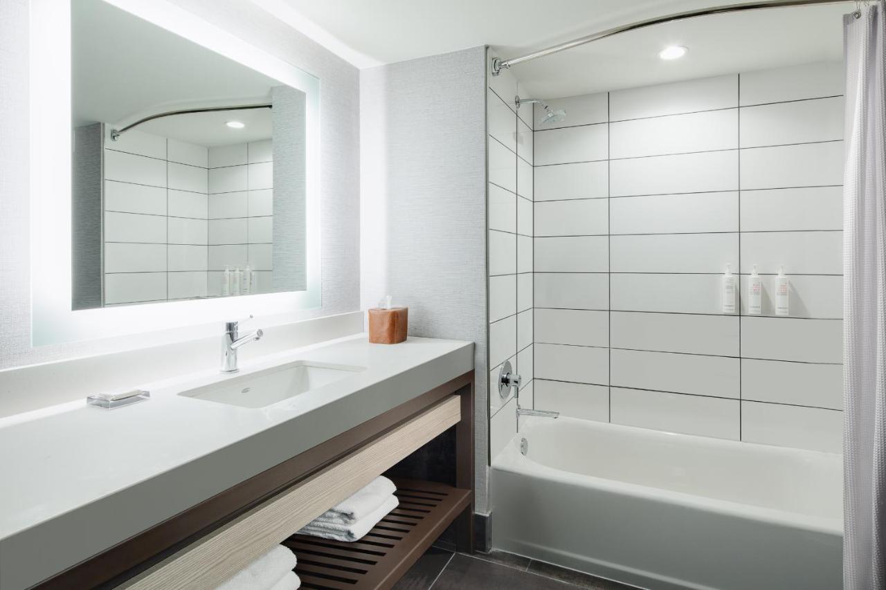 Queen Room with Two Queen Beds and Adapted Tub - Mobility Accessible