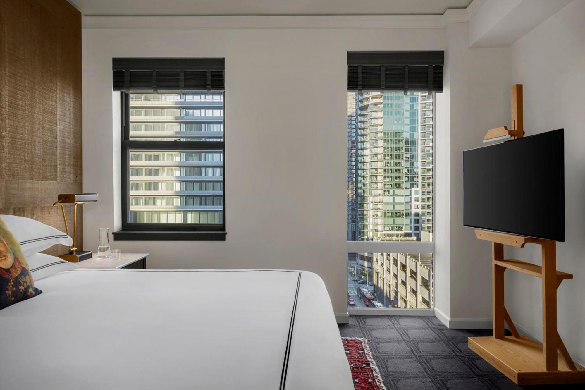 Premium King Room with City View - Mobility Accessible Tub