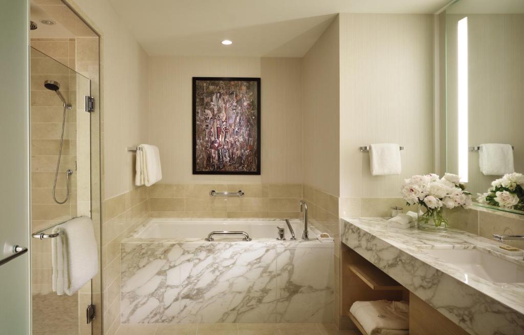 Deluxe Elliott Bay Suite