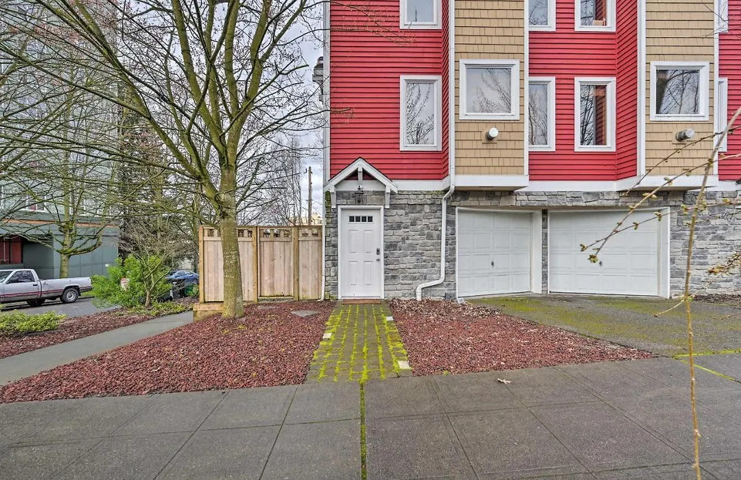 Stylish Townhome About 6 Miles To Downtown Seattle!-1