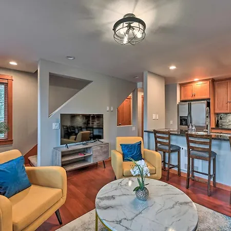 Stylish Townhome About 6 Miles To Downtown Seattle!-2