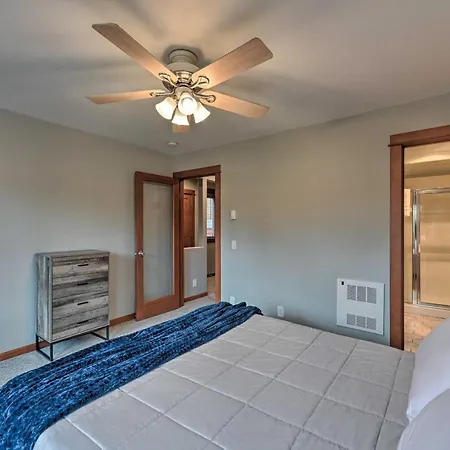 Stylish Townhome About 6 Miles To Downtown Seattle!-3