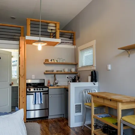 Kabino's Tiny House: Cozy Loft in Green Lake-2